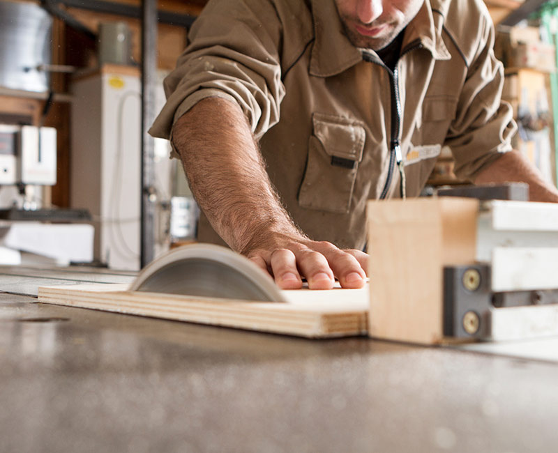 Consegna-e-montaggio-mobili-per-negozi-milano